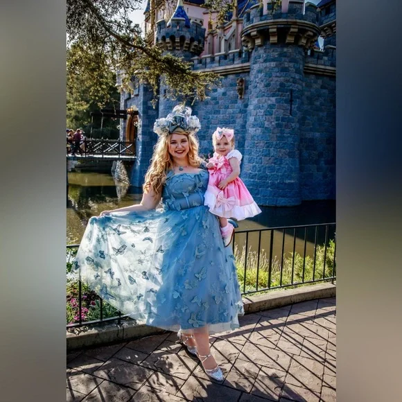 Elegant Blue Lace Evening Gown with corset back and 3D butterflies - Picture 4 of 6